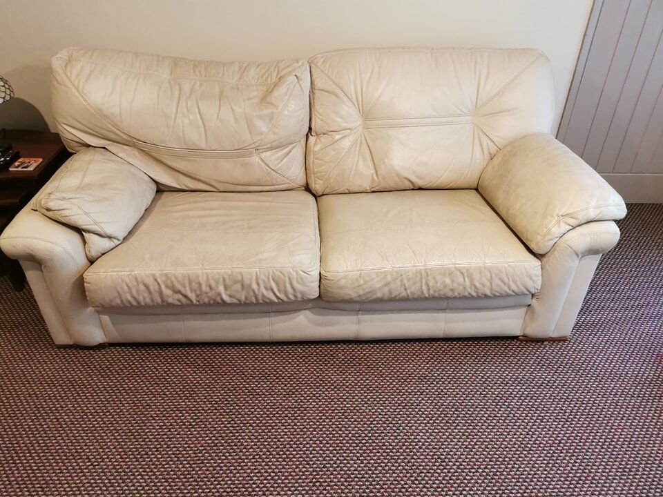 Trước khi giặt ghế sofa