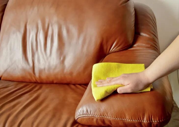 Thoa một lớp dưỡng lên bề mặt sofa da