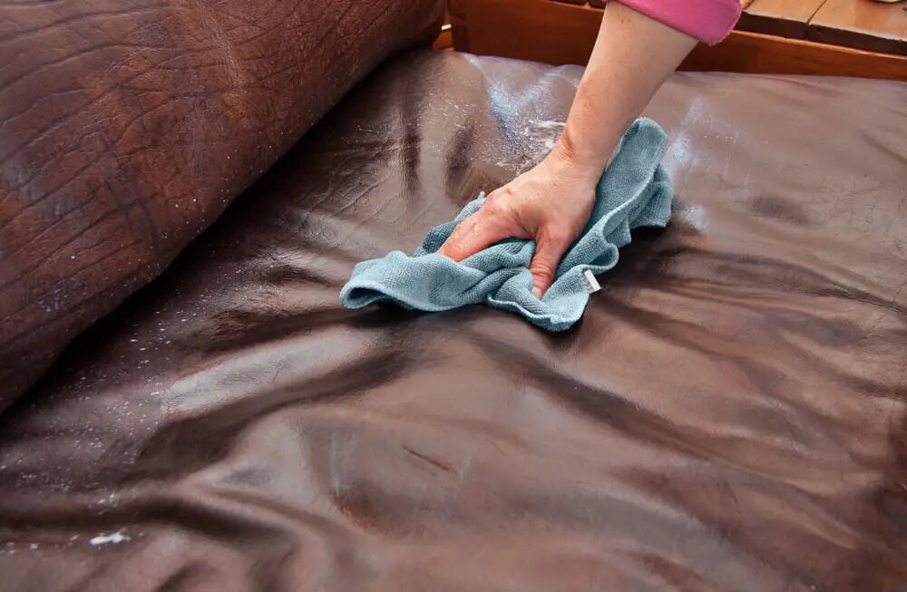 Gia chủ cần chú ý lau thật khô nước còn ư đọng trong quá trình vệ sinh sofa da thật.
