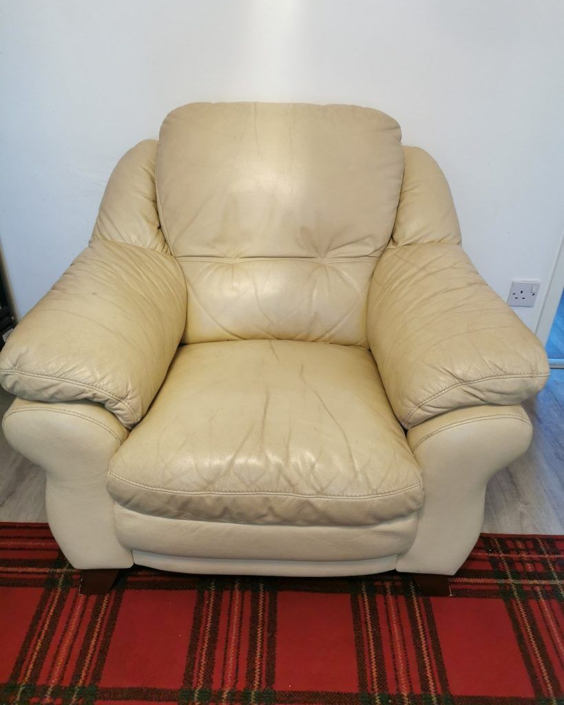 Tình trạng rạn nứt, xỉn màu so không được bảo dưỡng sofa da