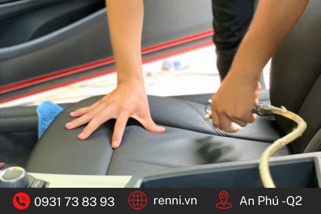 Qúa trình vệ sinh ghế da nội thất ô tô tại Renni
