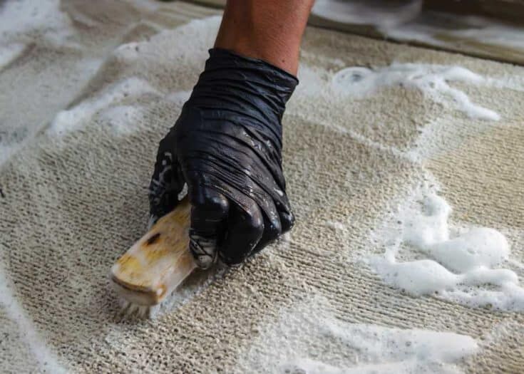 Giặt sàn cũng là bước quan trọng khoong kém để khử mùi nội thất ô tô