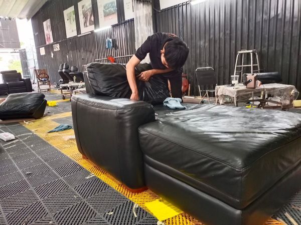 Bảo dưỡng sofa da thât thường xuyên là cách giúp duy trì tuổi thọ sofa