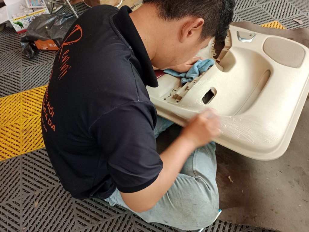 Vệ sinh kĩ loại bỏ bui bẩn những phần nhựa tappi trước khi sơn nhựa nội thất ô tô
